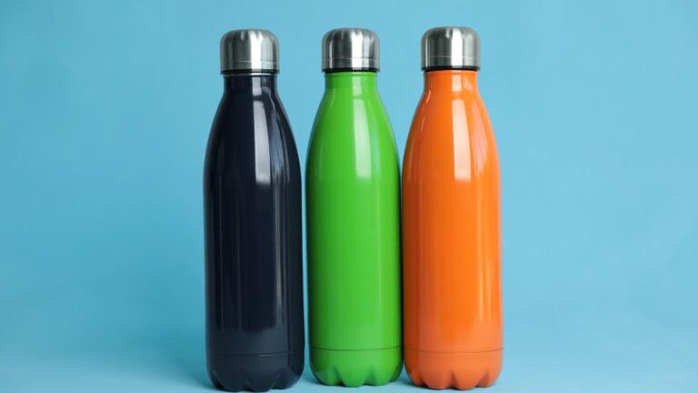 3 garrafas termicas, uma preta, uma verde e uma laranja