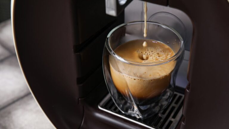 cafeteira preparando café