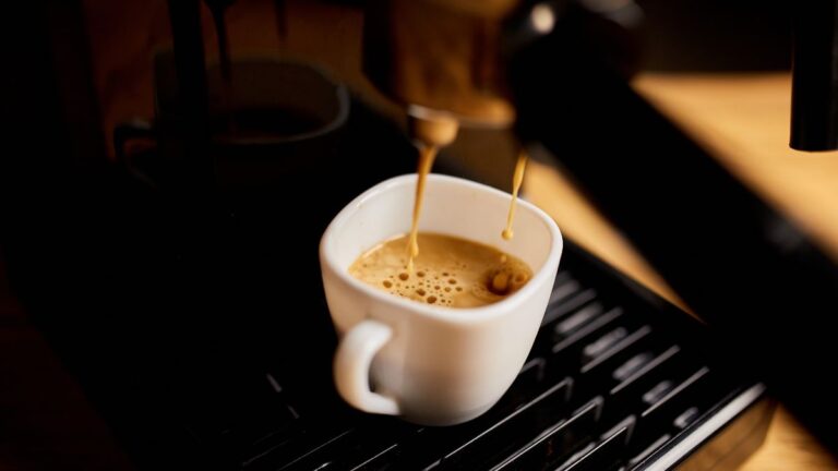 café saindo da cafeteira com água filtrada