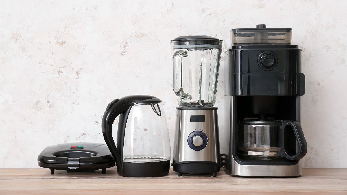 Cafeteira elétrica ao lado de um liquidificador