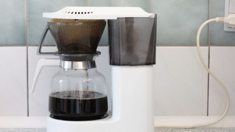cafeteira elétrica branca com café dentro