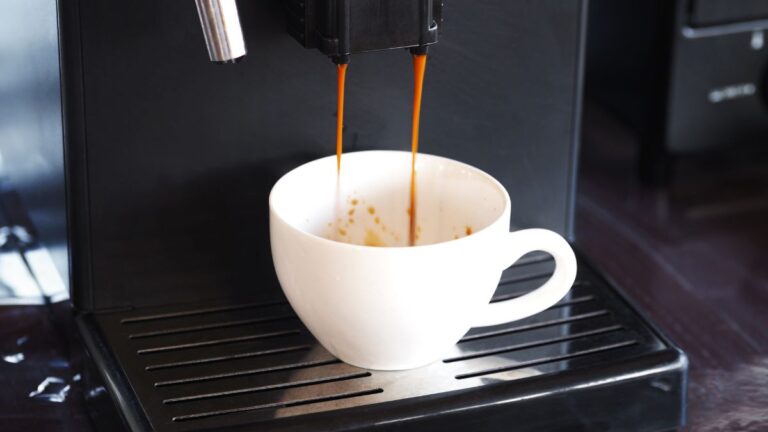 café saindo da cafeteira de capsula