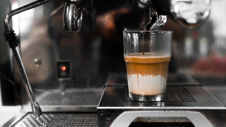 cafeteira com café e leite