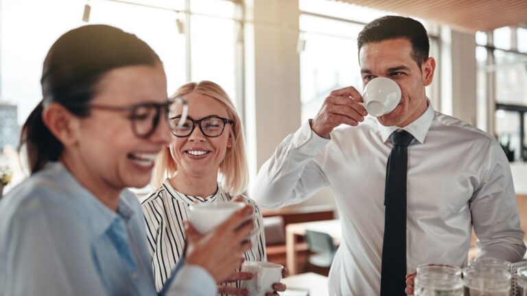pessoas no escritório tomando café e dando risada