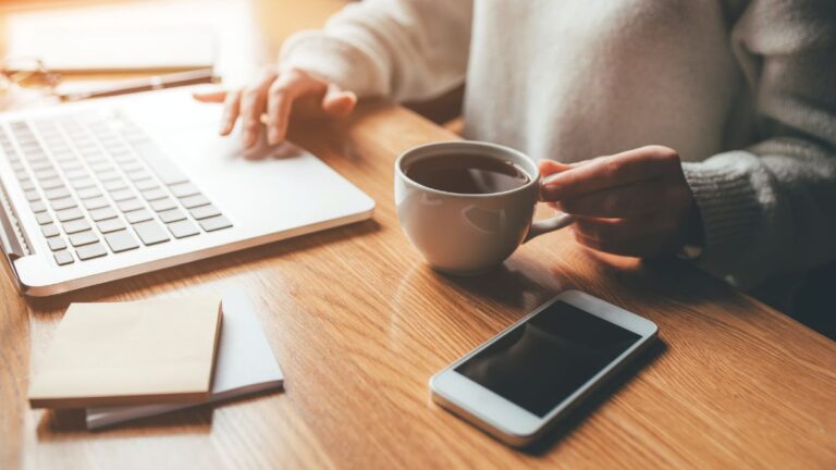 café no escritório em cima da mesa