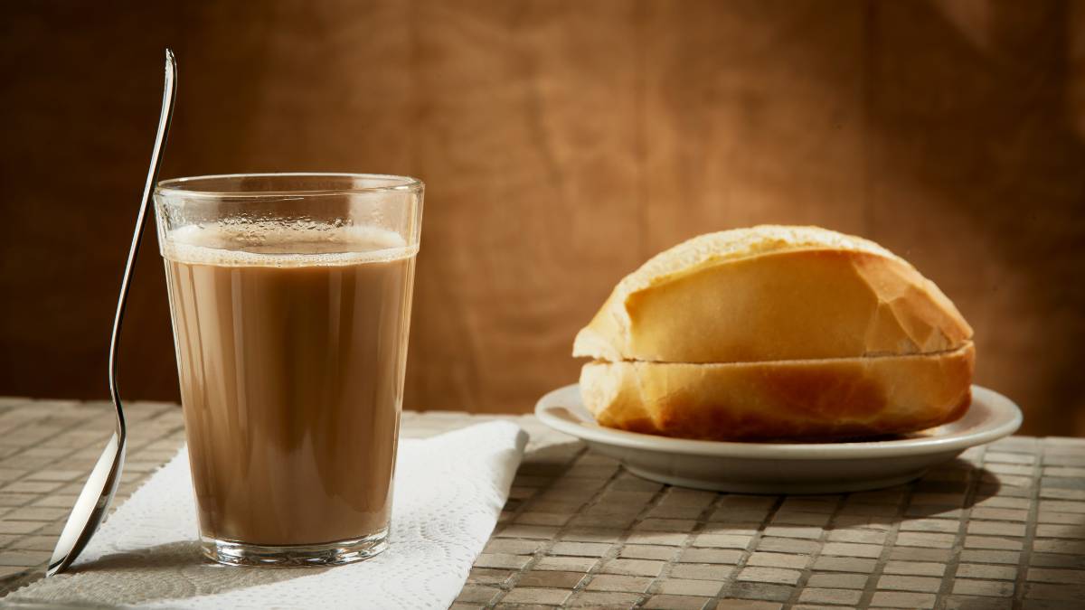 café gourmet ao lado de um pão francês
