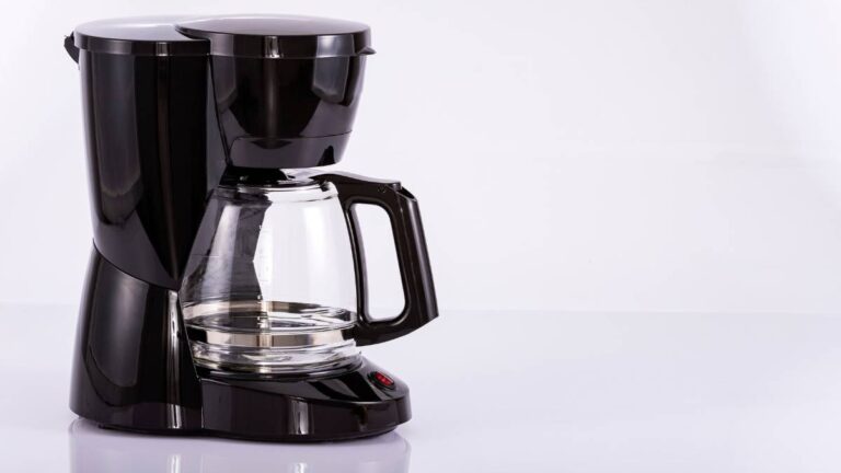 Cafeteira preta com jarra térmica