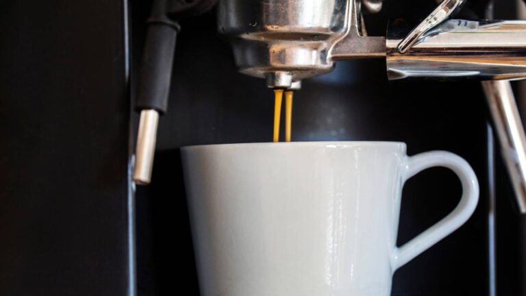 cafeteira expresso com xícara branca