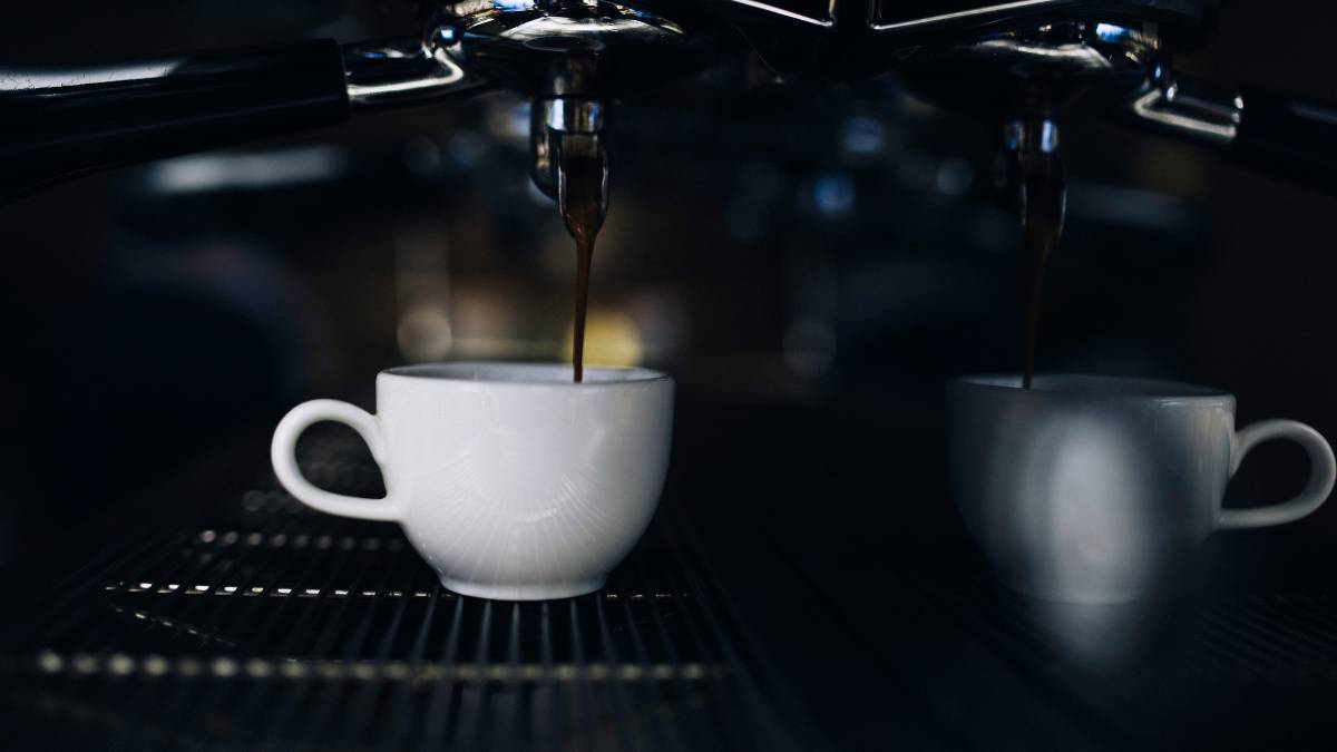 café saindo da cafeteira expresso