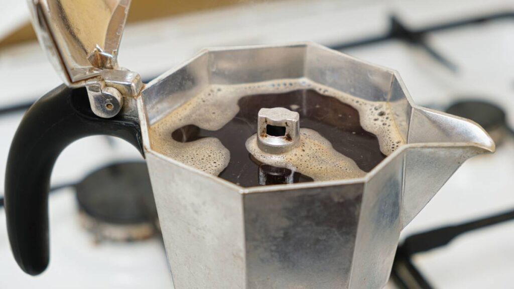 cafeteira italiana com café dentro