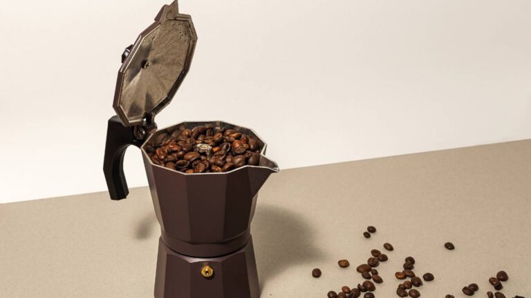 Cafeteira italiana com grãos de café
