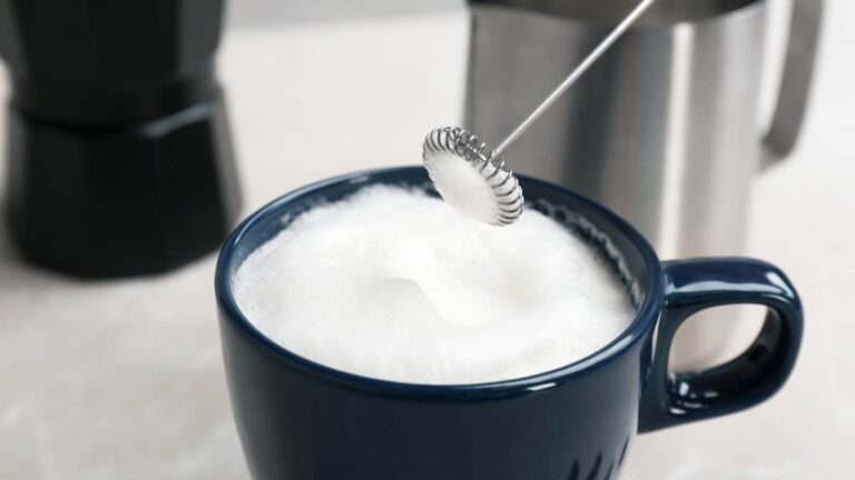 espuma de leite na xícara com misturador