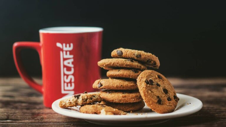 nescafé ao lado de biscoitos cookies
