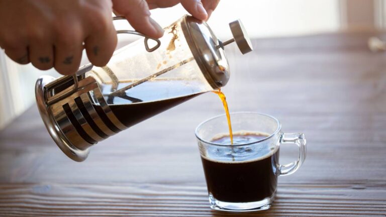 prensa francesa servindo café