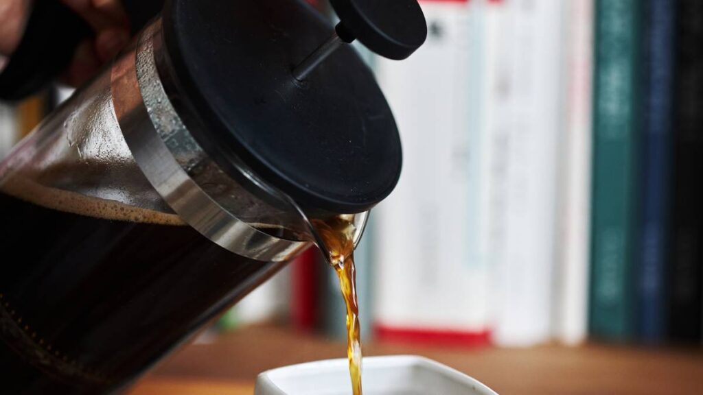prensa francesa servindo café na xícara
