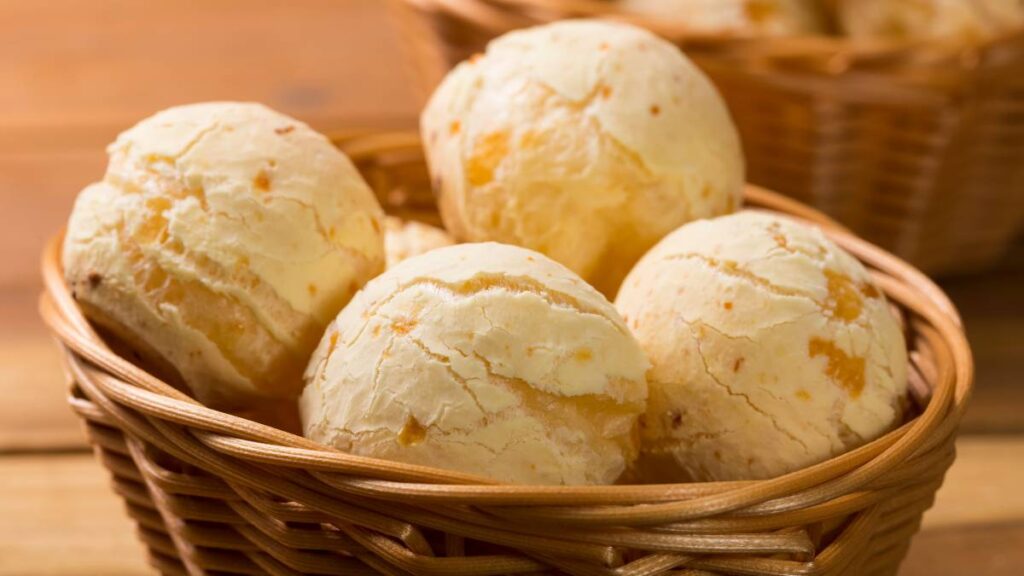 4 pães de queijo numa cesta